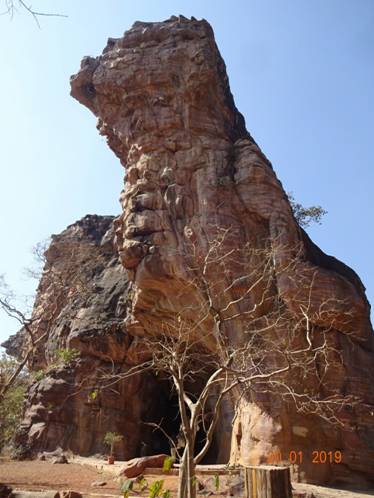 скала при входе