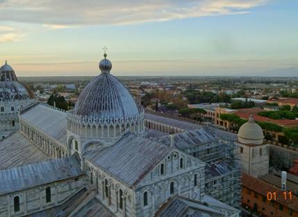Вид на собор с Пизанской башни