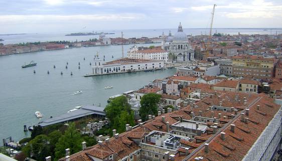 Вид на церковь Санта-Мария-Салюте с колокольни