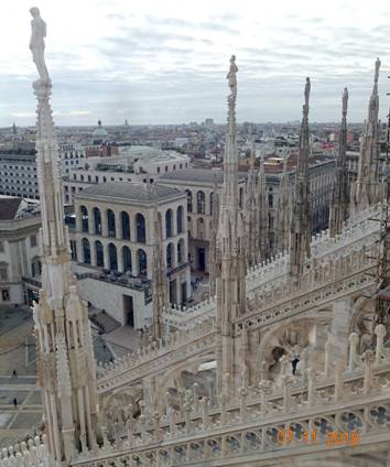 Милан собор статуи