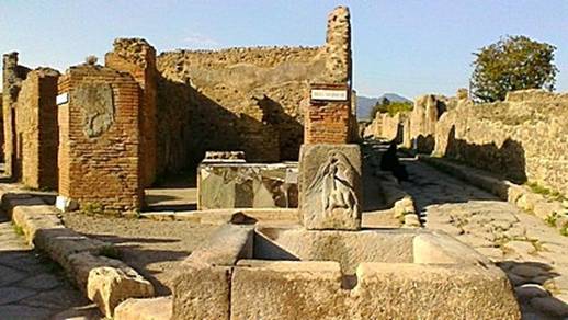 улица с колодцем