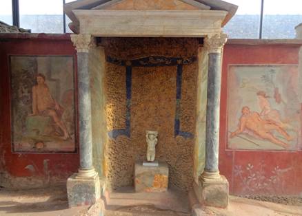 Фрески на стенах дома