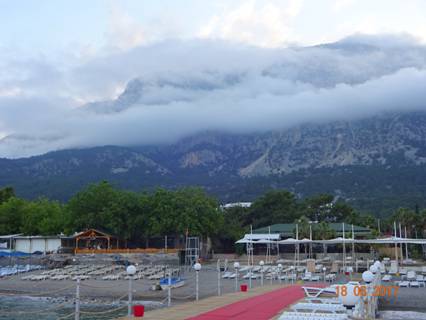 пляж под горами