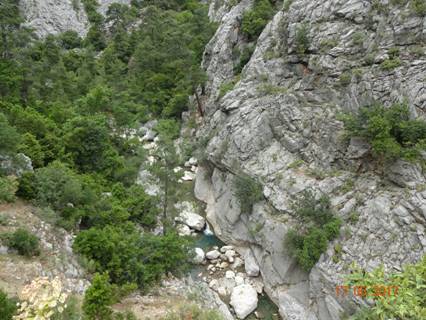 ущелье внизу