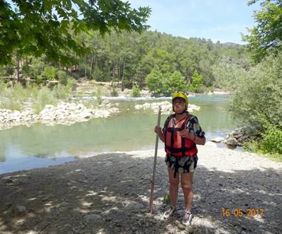 мама у реки